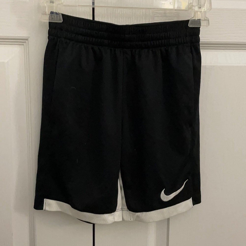 BLACK NIKE BOYS ATHLETIC SHORTS